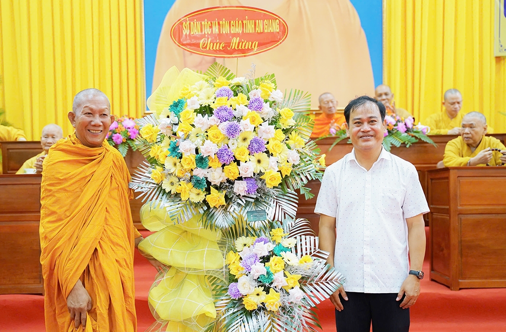 Giám đốc Sở Dân tộc và Tôn giáo tỉnh An Giang Danh Phúc tặng hoa chúc mừng Ban Trị sự GHPG Việt Nam tỉnh An Giang. (Ảnh: Danh Thành)
