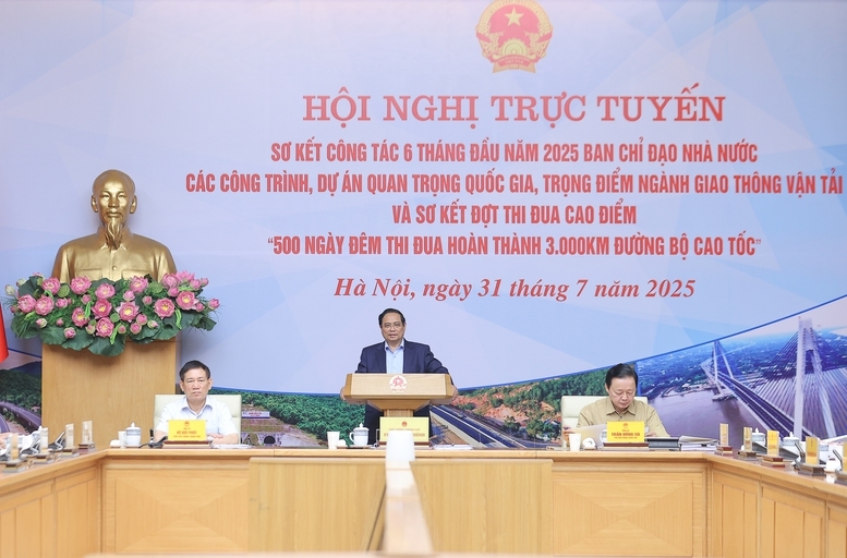 Thủ tướng Phạm Minh Chính chủ trì Hội nghị trực tuyến sơ kết công tác 6 tháng đầu năm 2025 của Ban Chỉ đạo nhà nước các công trình, dự án quan trọng quốc gia, trọng điểm ngành giao thông vận tải,và sơ kết đợt thi đua cao điểm ""500 ngày đêm thi đua hoàn thành 3.000 km đường bộ cao tốc" - Ảnh: VGP/Nhật Bắc