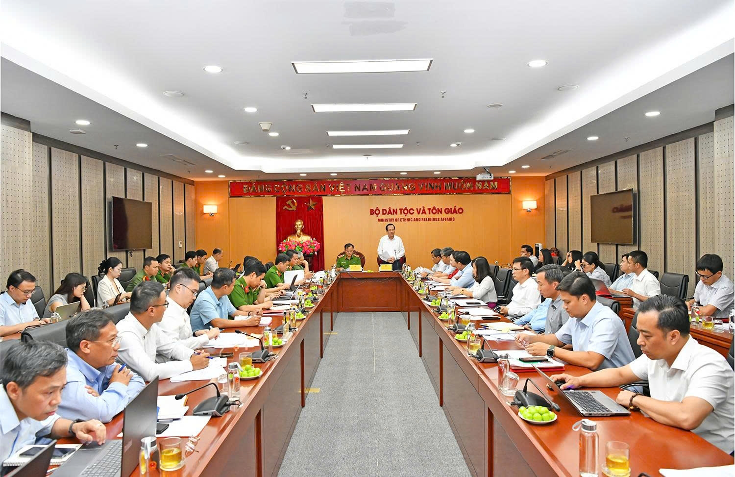 Quang cảnh cuộc họp