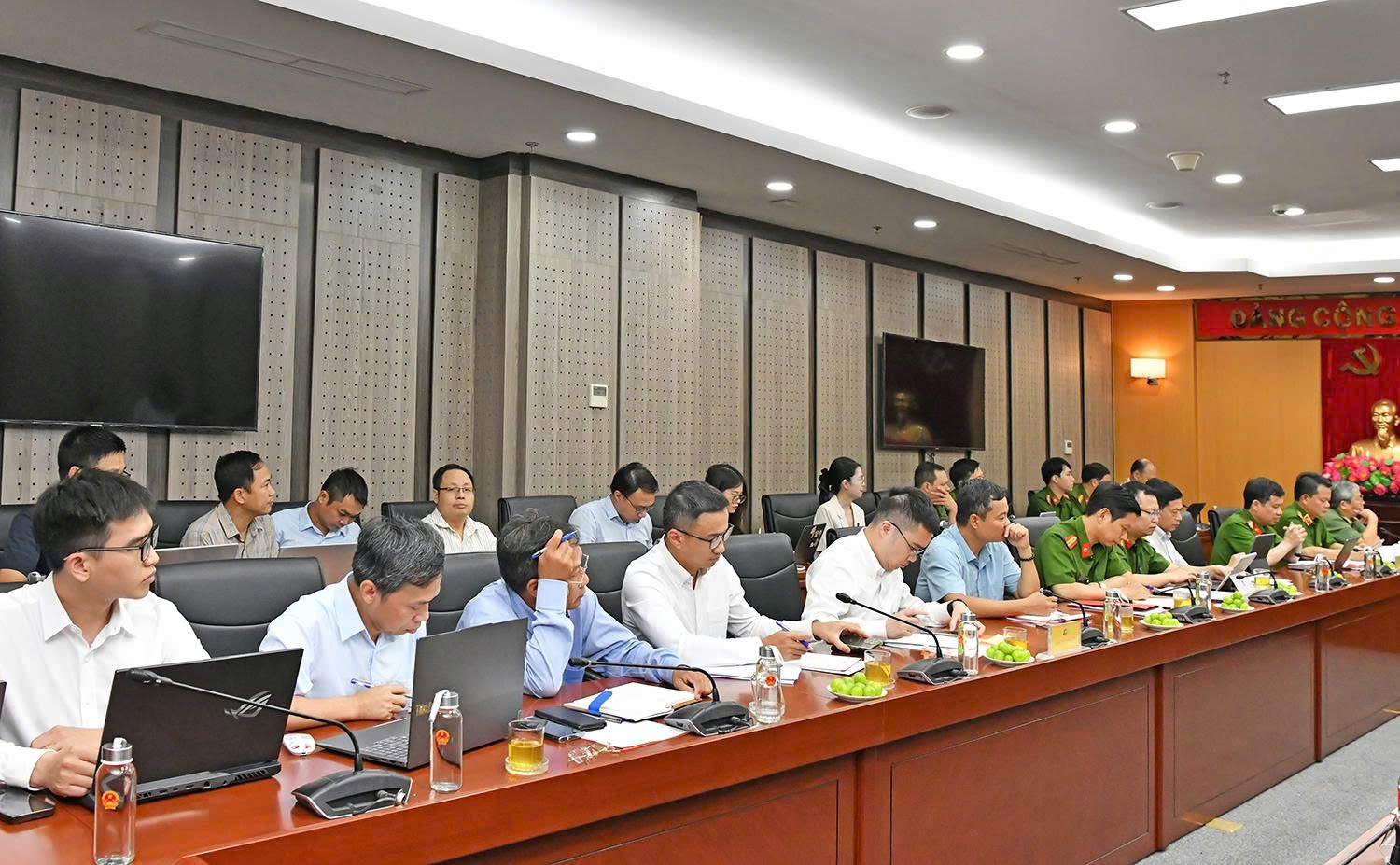 Các đại biểu tham dự cuộc họp