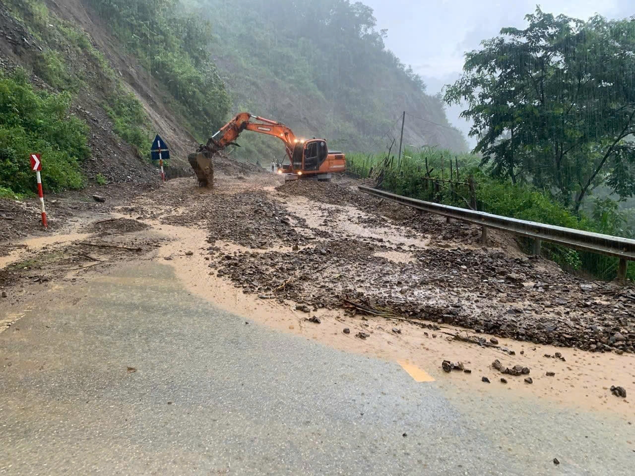 Nhiều máy móc được huy động để khắc phục sạt lở. Ảnh: Công ty Cổ phần đường bộ 226