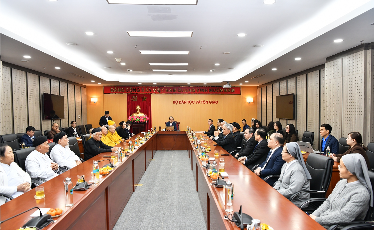 Bộ trưởng Đào Ngọc Dung tiếp các chức sắc tôn giáo trên cả nước đến chúc mừng nhân sự kiện công bố Nghị quyết của Quốc hội về thành lập Bộ Dân tộc và Tôn giáo ngày 01/3/2025.