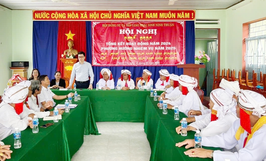 Đoàn công tác Ban Tôn giáo Chính phủ thuộc Bộ Dân tộc và Tôn giáo do ông Nguyễn Tiến Trọng, Phó trưởng Ban làm Trưởng đoàn đến thăm chúc mừng Hội đồng Sư cả Hồi giáo Bàni tỉnh và Ban Đại diện Cộng đồng Hồi giáo Islam tỉnh Ninh Thuận, ngày 01/4/2025.