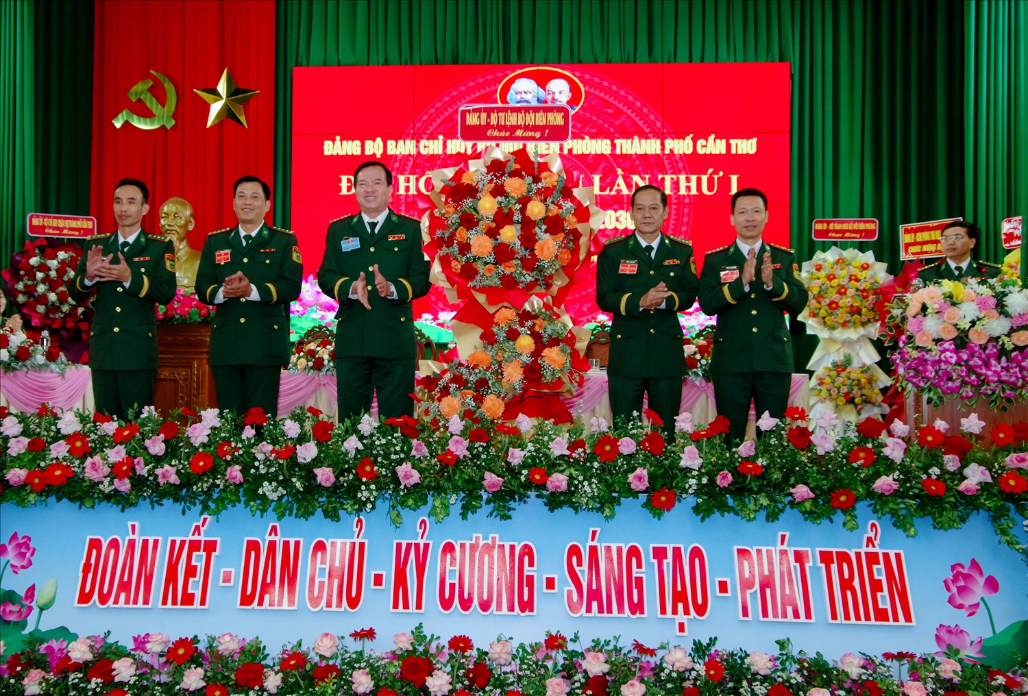 Đại tá Trần Văn Le (đứng thứ 3 từ trái qua), Phó Tham mưu trưởng Bộ Tư lệnh BĐBP tặng hoa chúc mừng đại hội( Ảnh: Văn Long) 