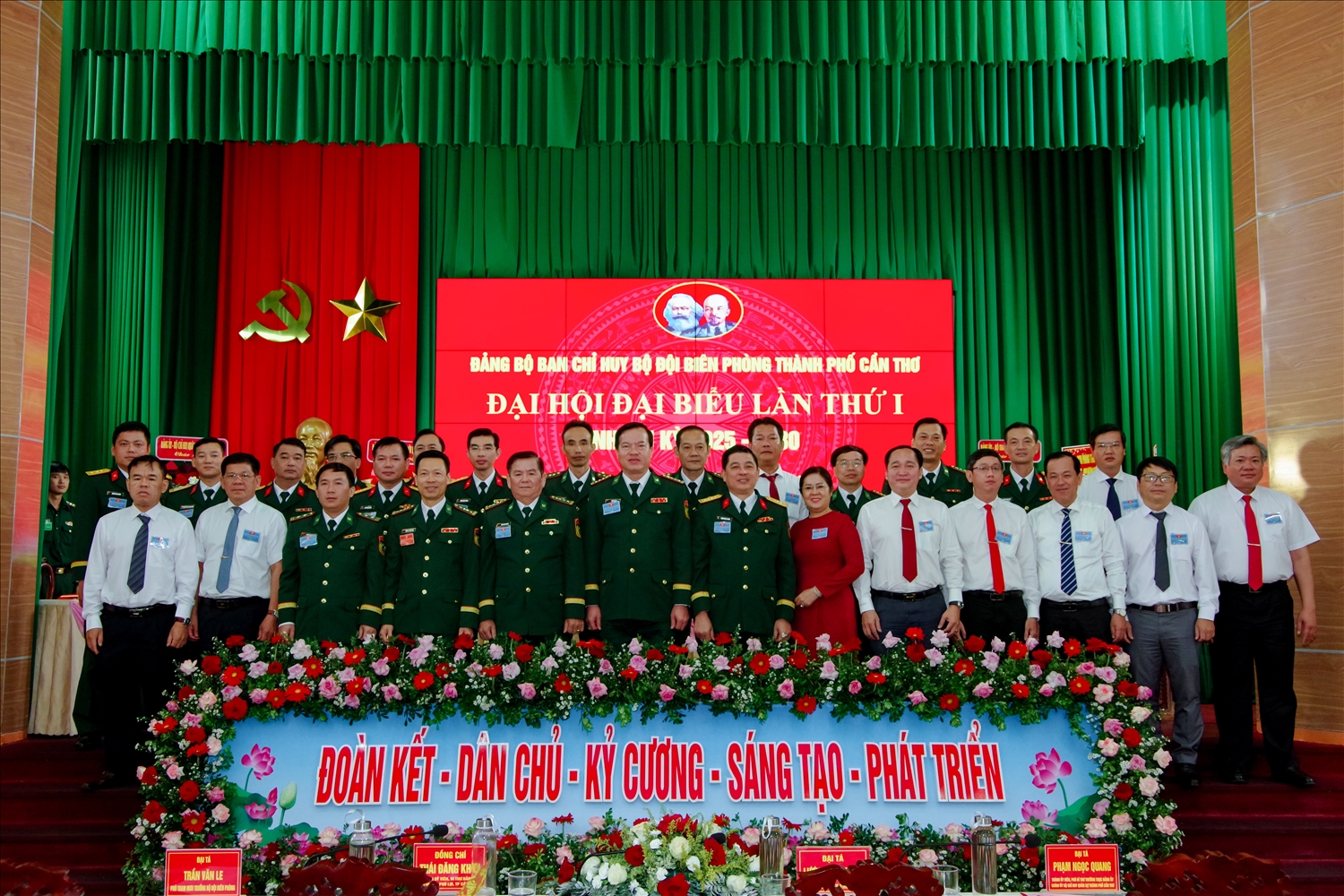 Các đại biểu chụp ảnh lưu niệm tại Đại hội đại biểu lần thứ I, nhiệm kỳ 2025- 2030 của Ban Chỉ huy BĐBP TP. Cần Thơ 