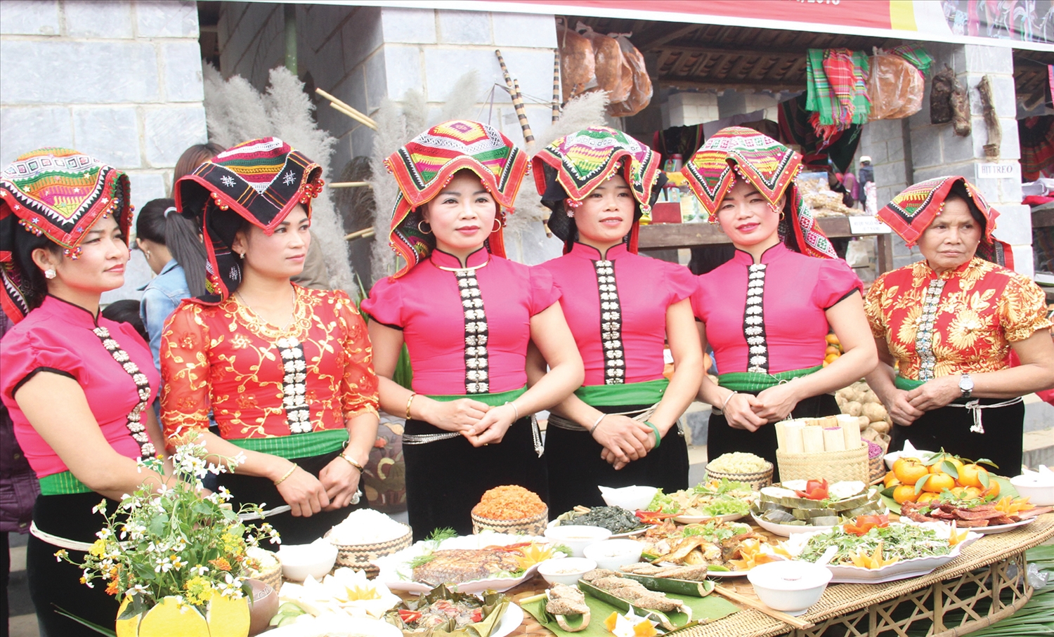 Phụ nữ Thái trong trang phục truyền thống giới thiệu ẩm thực dân tộc. Ảnh Ngọc Ánh