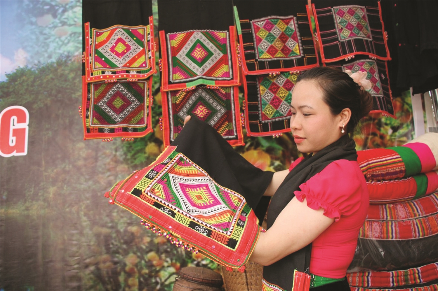  Khăn piêu đi vào lời ca, điệu xòe của người Thái như một phần không thể thiếu trong đời sống văn hóa tinh thần