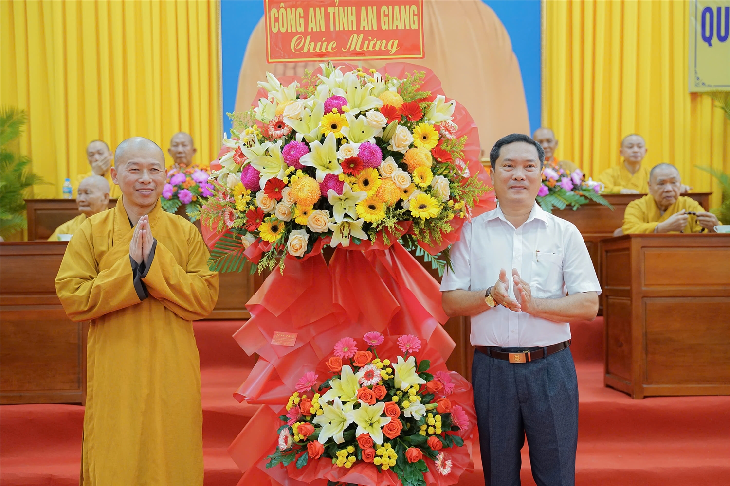 Đại diện Công an tỉnh An Giang tặng hoa chúc mừng Ban Trị sự Giáo hội Phật giáo Việt Nam tỉnh An Giang. (Ảnh: Danh Thành)