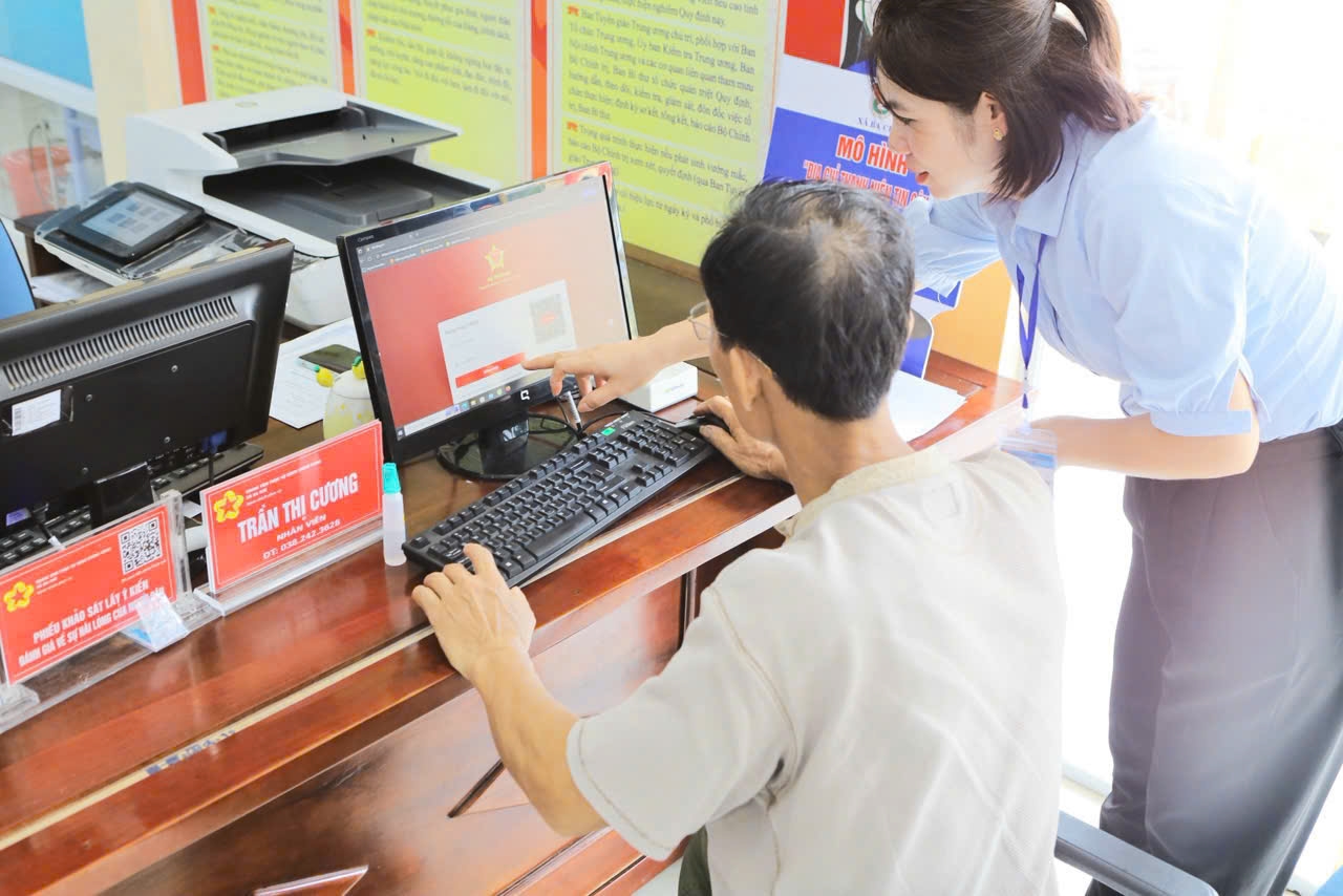 Cán bộ Trung tâm tâm Hành chính công xã Ba Chẽ hỗ trợ người dân nộp hồ sơ trực tuyến