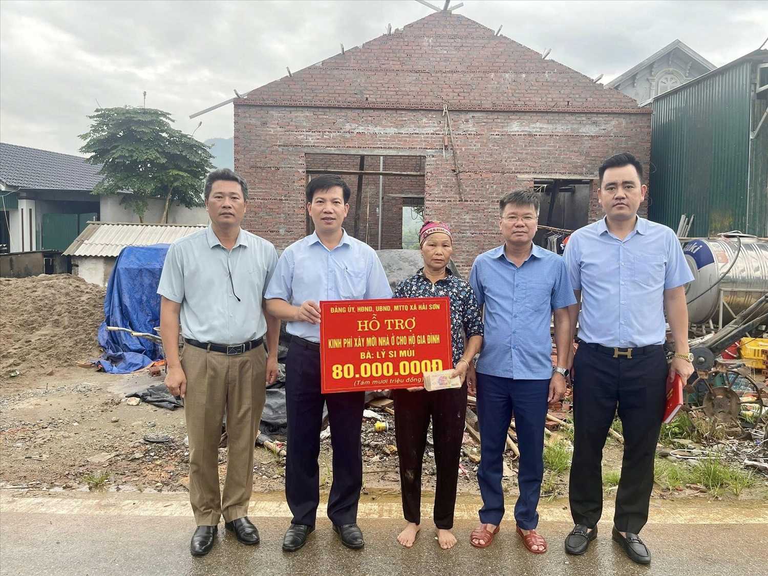 Lãnh đạo xã Hải Sơn thăm hỏi, trao tiền hỗ trợ xây nhà cho các hộ khó khăn trên địa bàn