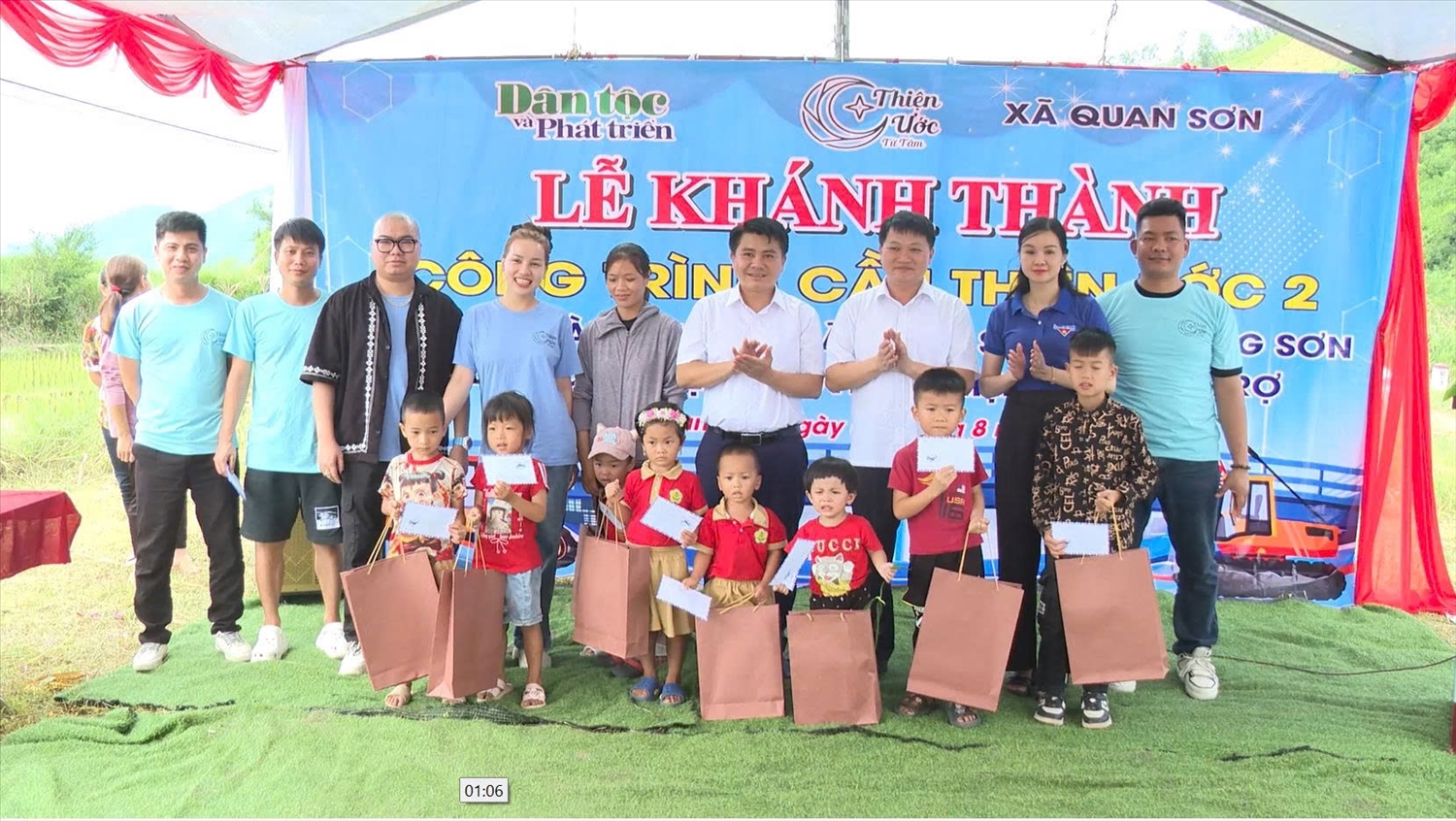 Nhân dịp này, Báo Dân tộc và Phát triển phối hợp cùng nhóm Thiện ước trao 20 suất quà cho các em học sinh DTTS có hoàn cảnh đặc biệt khó khăn tại xã Quan Sơn nhân dịp Năm học mới