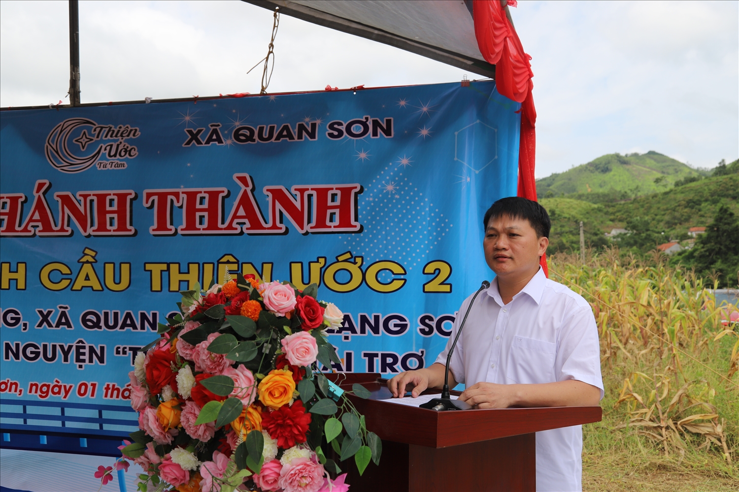 ông Nguyễn Hùng Mạnh – Phó Bí thư Đảng ủy, Chủ tịch UBND xã Quan Sơn bày tỏ lòng biết ơn sâu sắc nhất tới Báo Dân tộc và Phát triển, Nhóm thiện nguyện đã hỗ trợ xây cầu cho bà con địa phương
