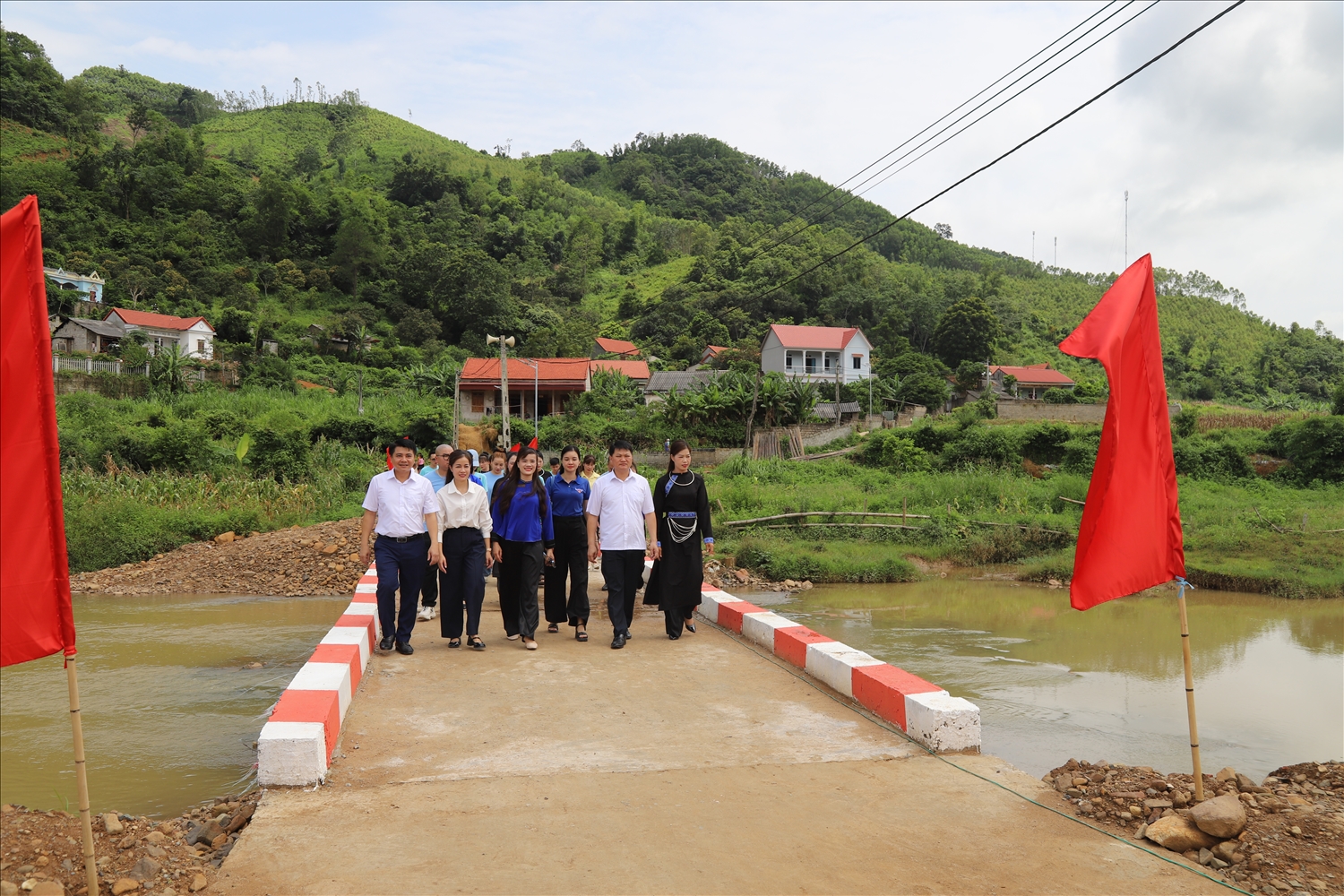 Các đại biểu đi trên cây cầu mới khánh thành
