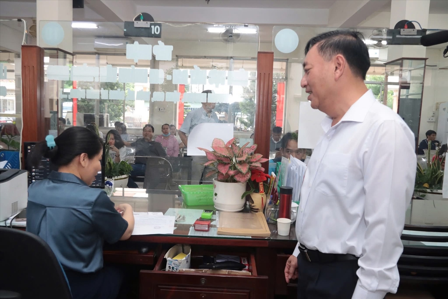 Dựa trển kết quả khảo sát của HĐND, Chủ tịch UBND TP. Hồ Chí Minh chỉ đạo nhanh chóng giải quyết kiến nghị của các địa phương (trong ảnh:Ông Phạm Thành Kiên (phải) PCT TT HĐND TP khảo sát hoạt động tại Trung tâm Dịch vụ Hành chính công phường Lái Thiêu)