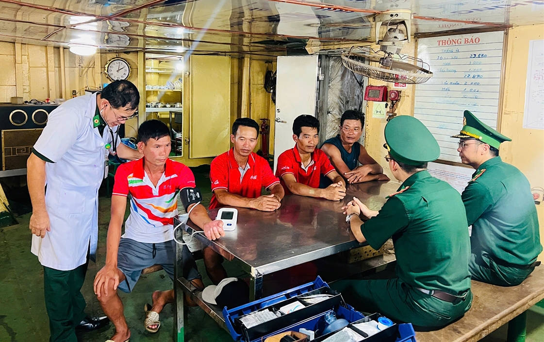 Bộ đội Biên phòng Đà Nẵng tiếp nhận 4 ngư dân gặp nạn trên biển