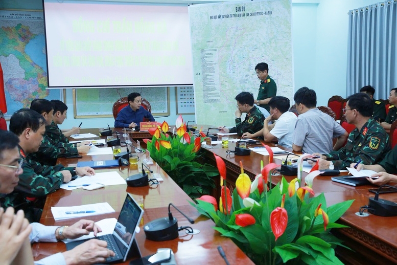 Phó Thủ tướng Trần Hồng Hà nghe các lực lượng báo cáo công tác cứu hộ, khắc phục hậu quả do lũ quét, sạt lở đất gây thiệt hại nghiêm trọng về người, tài sản ở Điện Biên - Ảnh: VGP/Đình Nam