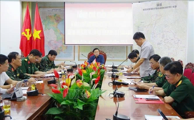 Phó Thủ tướng Trần Hồng Hà làm việc với lãnh đạo tỉnh Điện Biên và Bộ CHQS tỉnh. Ảnh: Mai Phương