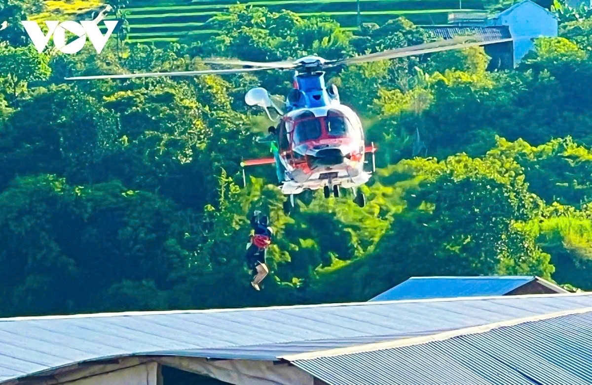 Toàn bộ 8 người đã được tổ bay tiếp cận và đưa đến nơi an toàn. Ảnh: VOV