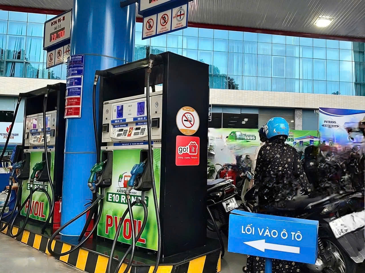 Cửa hàng xăng dầu PV Oil trên đường Thái Thịnh, TP Hà Nội chuẩn bị bán xăng E10 từ ngày mai (Ảnh: Thanh Thương).Ảnh: Báo Dân Trí