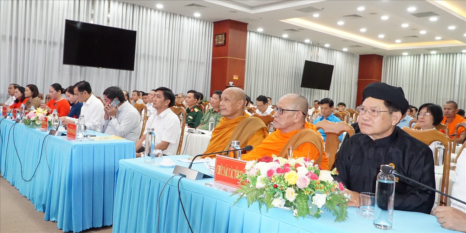 Các đại biểu chức sắc các tôn giáo tham dự buổii họp mặt truyền thống ngành quản lý Nhà nước vể tôn giáo do UBND tỉnh Cà Mau tổ chức ( Ảnh: N. Tâm) 