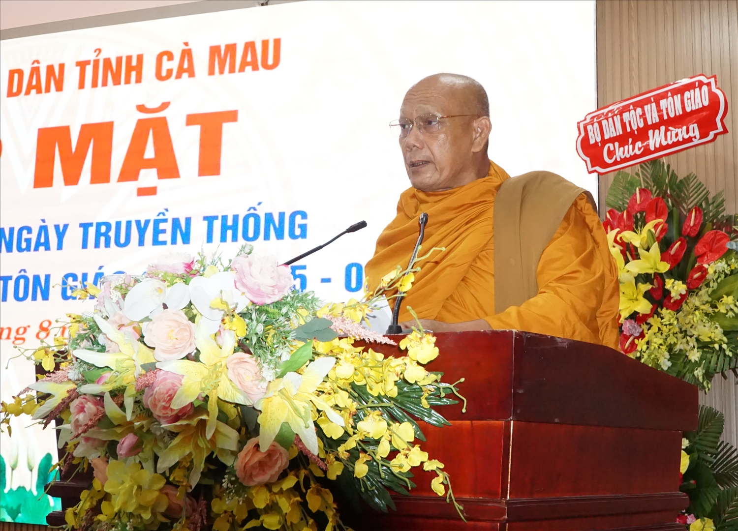 Hòa thượng Thạch Hà, Trưởng ban Trị sự Giáo hội Phật giáo Việt Nam tỉnh, Chủ tịch Hội Đoàn kết sư sãi yêu nước tỉnh Cà Mau phát biểu tại buổi họp mặt ( Ảnh: N. Tâm)