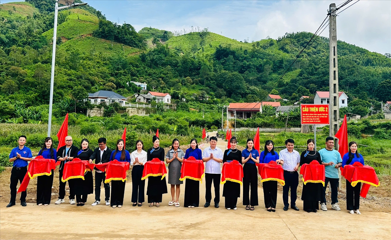 Các đại biểu cắt băng Khánh thành cầu Thiện ước 2