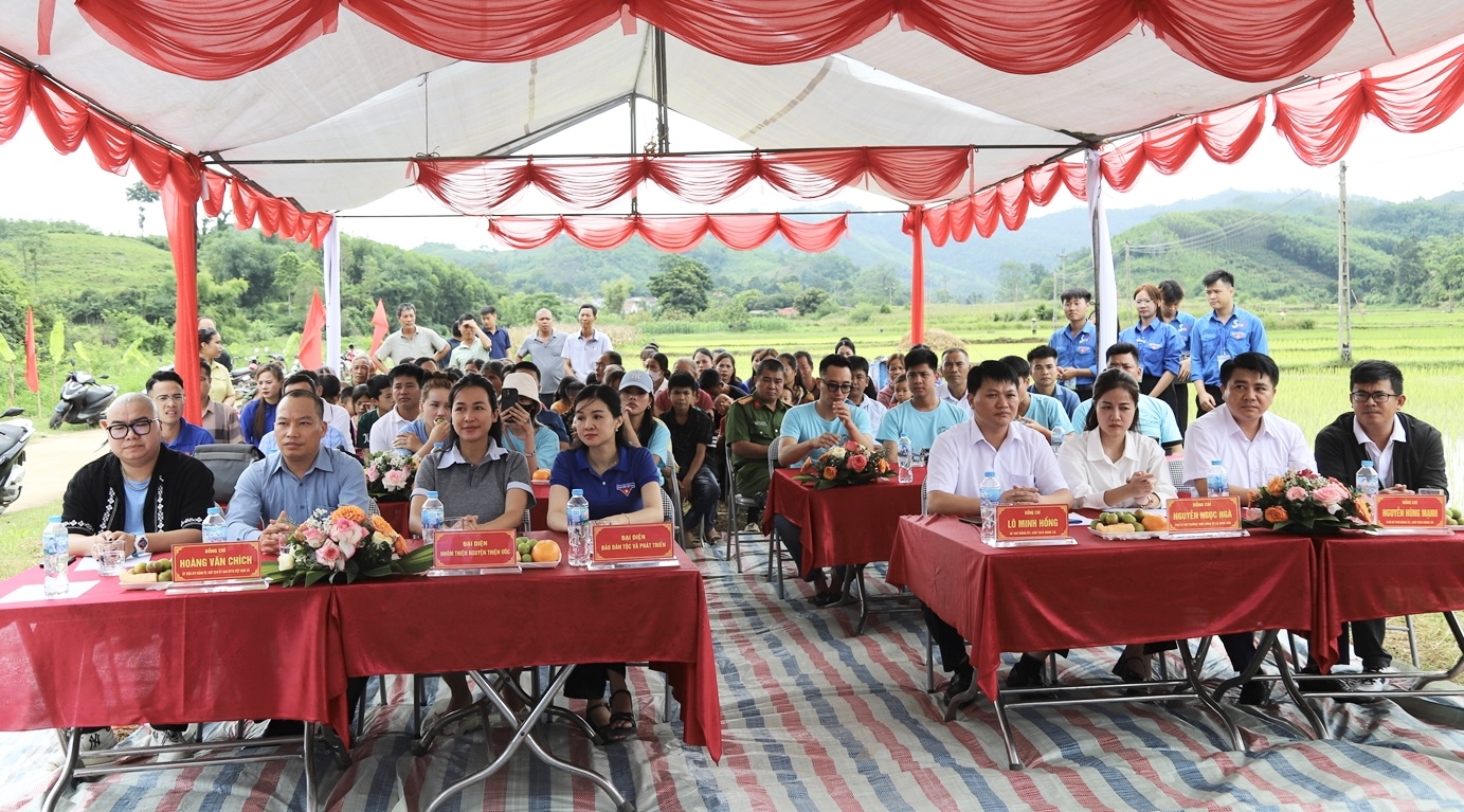 Các đại biểu tham dự lễ cắt bằng khánh thành cầu Thiện ước 2