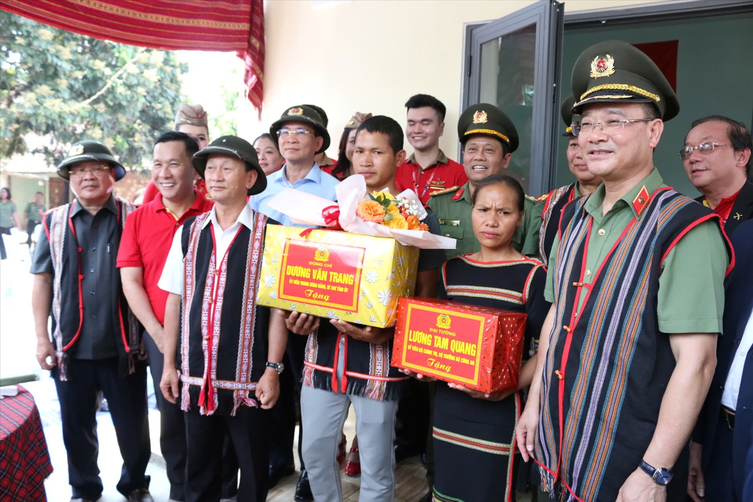Gia đình chị Y Lan (xã Đăk Rơ Wa, tỉnh Quảng Ngãi) vui mừng về nhà mới do Bộ Công an hỗ trợ kinh phí xây dựng- Ảnh Ngọc Thu