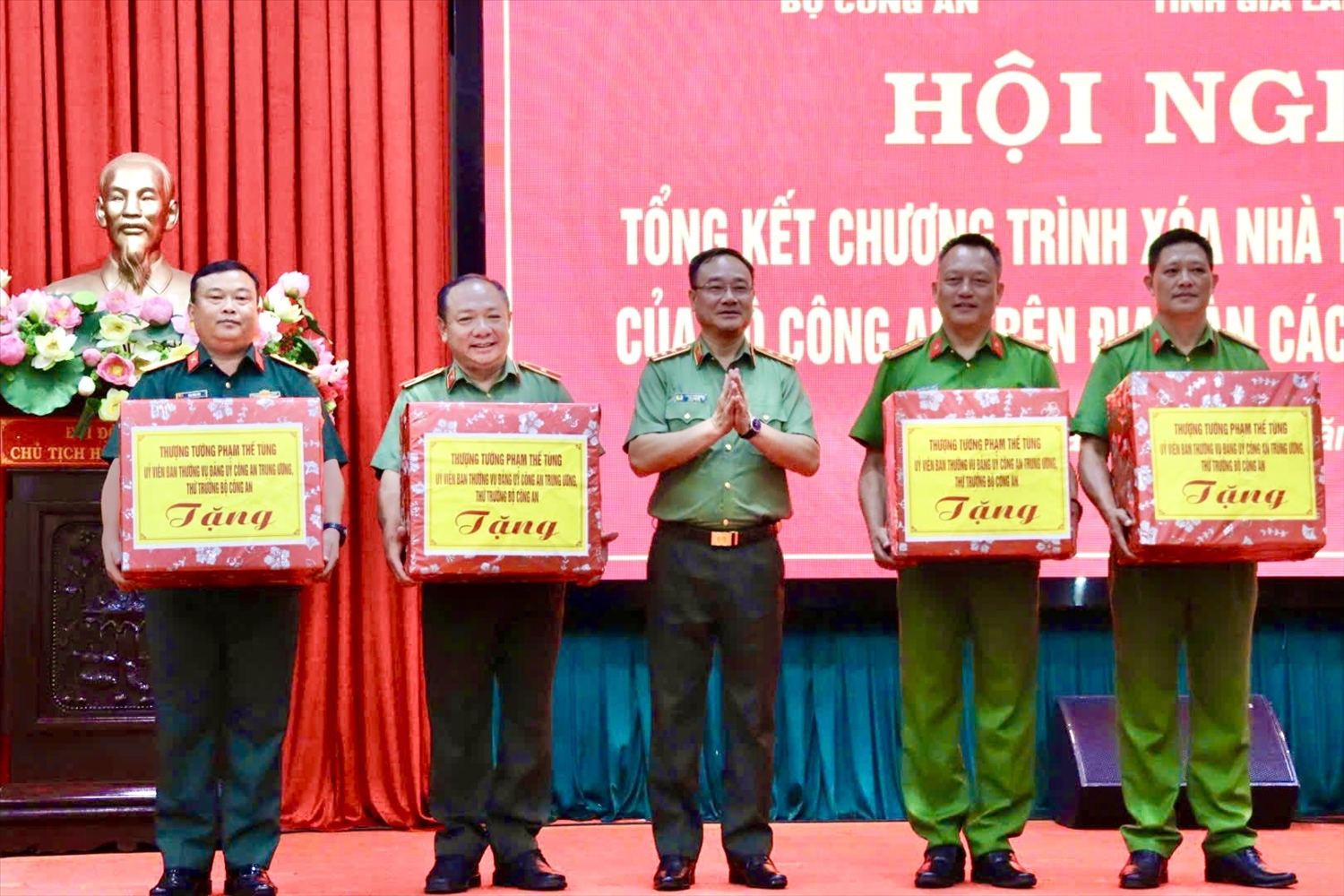 Thượng tướng Phạm Thế Tùng tặng quà cho các đơn vị tích cực tham gia chương trình xóa nhà tạm, nhà dột nát - Ảnh: Ngọc Thu