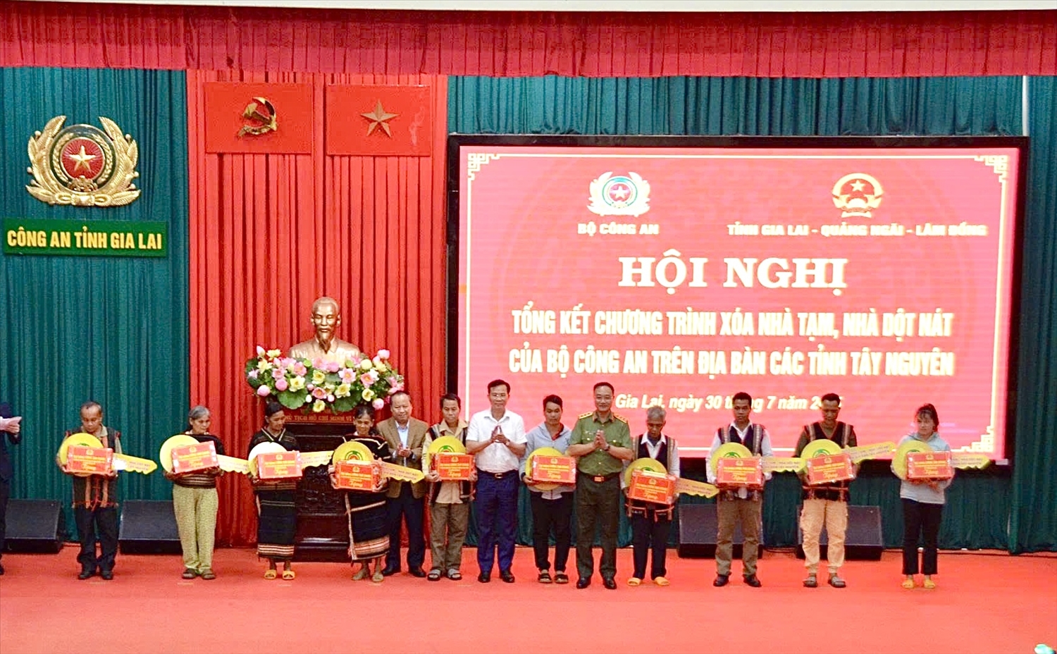 Thứ trưởng Bộ Công an Phạm Thế Tùng (thứ 5 từ phải sang) cùng lãnh đạo các tỉnh trao chìa khóa tượng trưng và quà của Bộ trưởng Bộ Công an cho đại diện các hộ gia đình - Ảnh Ngọc Thu