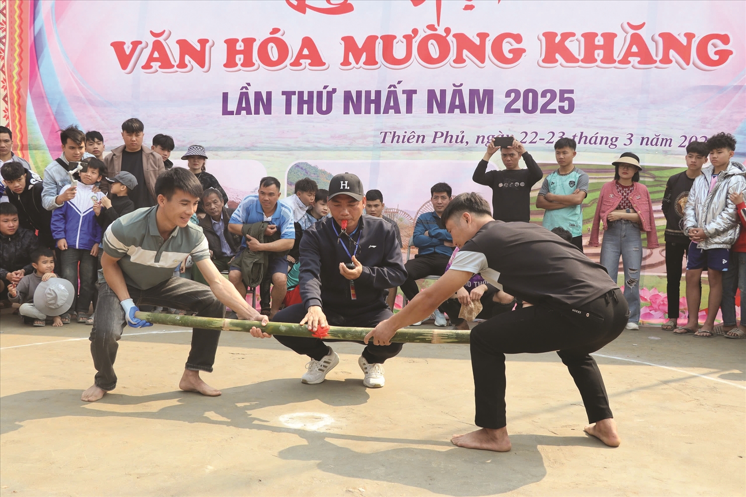 Thi đẩy gậy trong ngày hội văn hóa Mường Khăng năm 2025