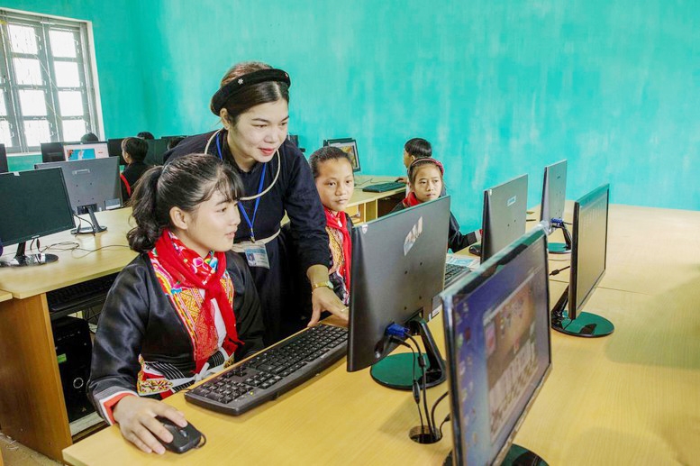 Các em học sinh người DTTS được hướng dẫn, hỗ trợ tiếp cận thông tin về công nghệ số. Ảnh TL