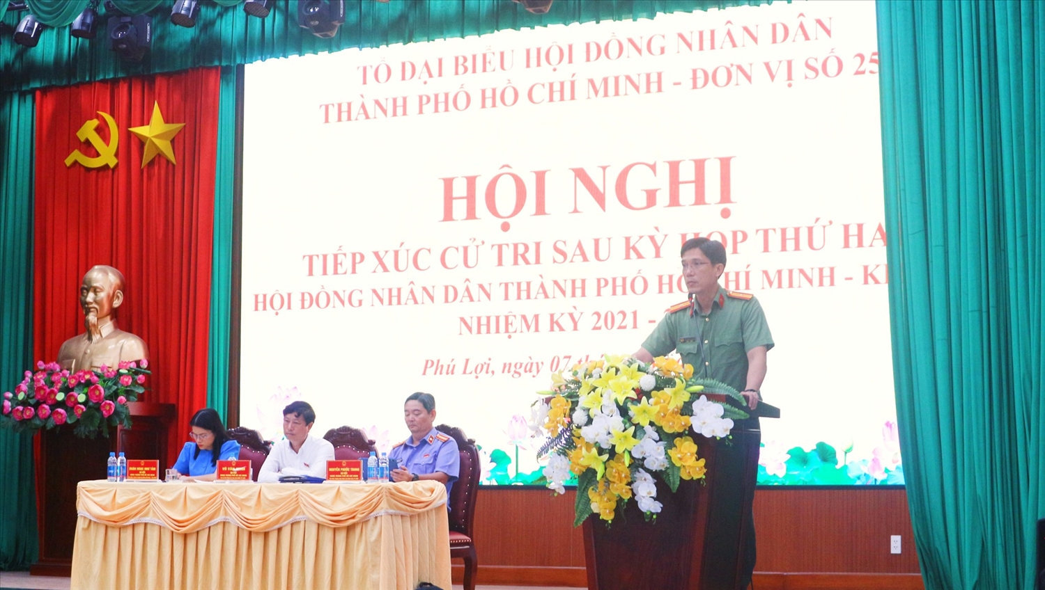 Tổ đại biểu số 25, do ông Võ Văn Minh (ngồi giữa) - Chủ tịch HĐND TP.HCM dẫn đầu tiếp xúc cử tri các phường Thủ Dầu Một, Phú Lợi, Bình Dương cũ 