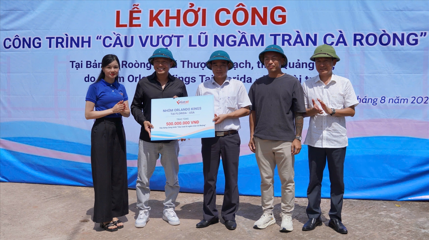 Đại diện Báo VietNamNet và nhà tài trợ trao bảng tượng trưng hỗ trợ kinh phí 500 triệu đồng xây cầu vượt lũ ngầm tràn 