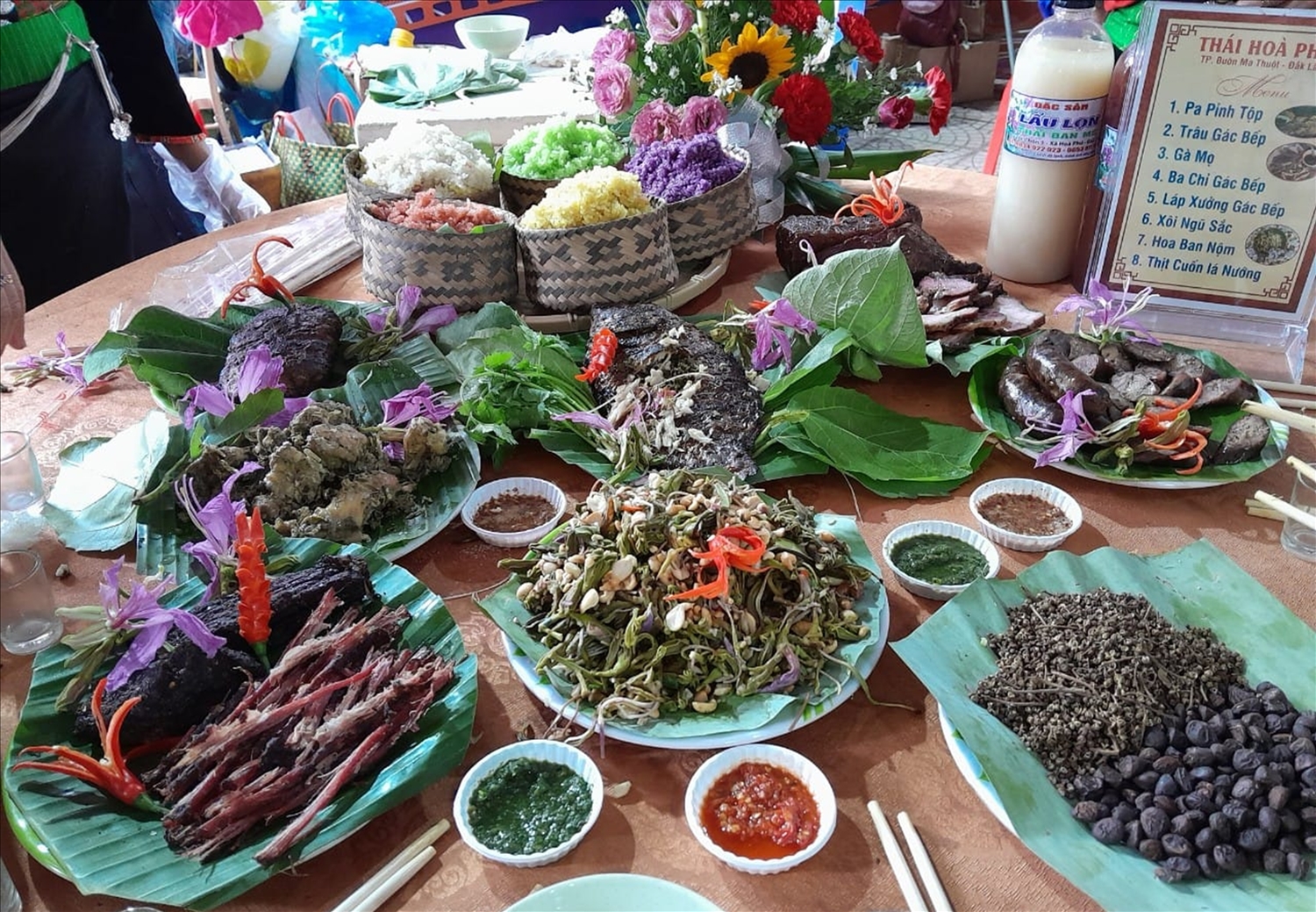 Mâm cơm với các món ăn truyền thống của người Thái (Ảnh: Lê Hường)