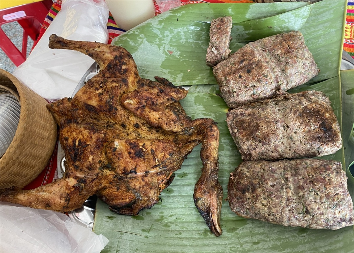 Gà nướng, thịt băm gói lá nướng mang hương vị của núi rừng Tây Bắc (ảnh: Lê Hường)