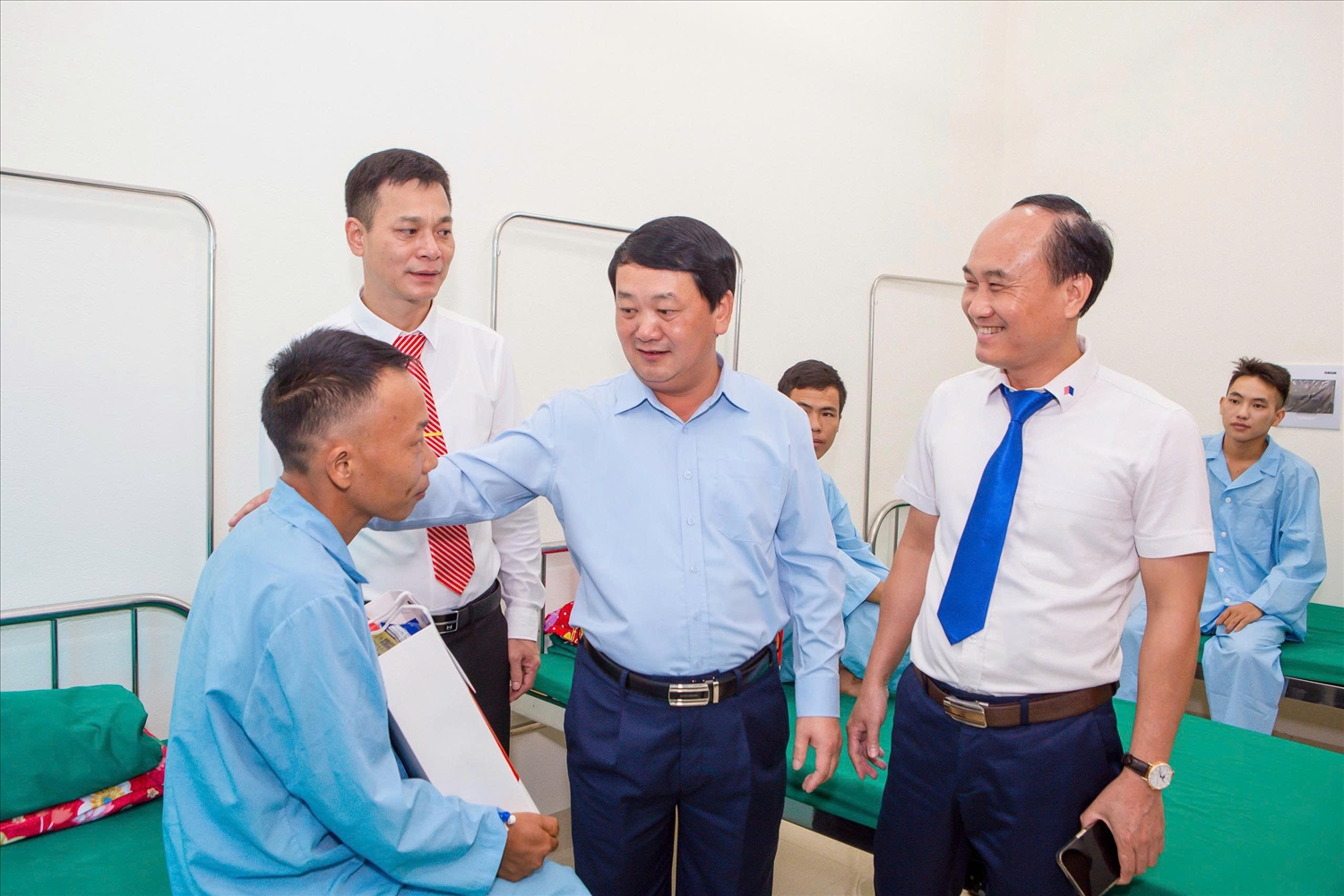 Bí thư Tỉnh ủy Tuyên Quang Hầu A Lềnh thăm hỏi, động viên, tặng quà bệnh nhân đến điều trị tại Khoa khám bệnh và điều trị, Bệnh viện Đa khoa khu vực Quản Bạ. Ảnh: Vũ Mừng
