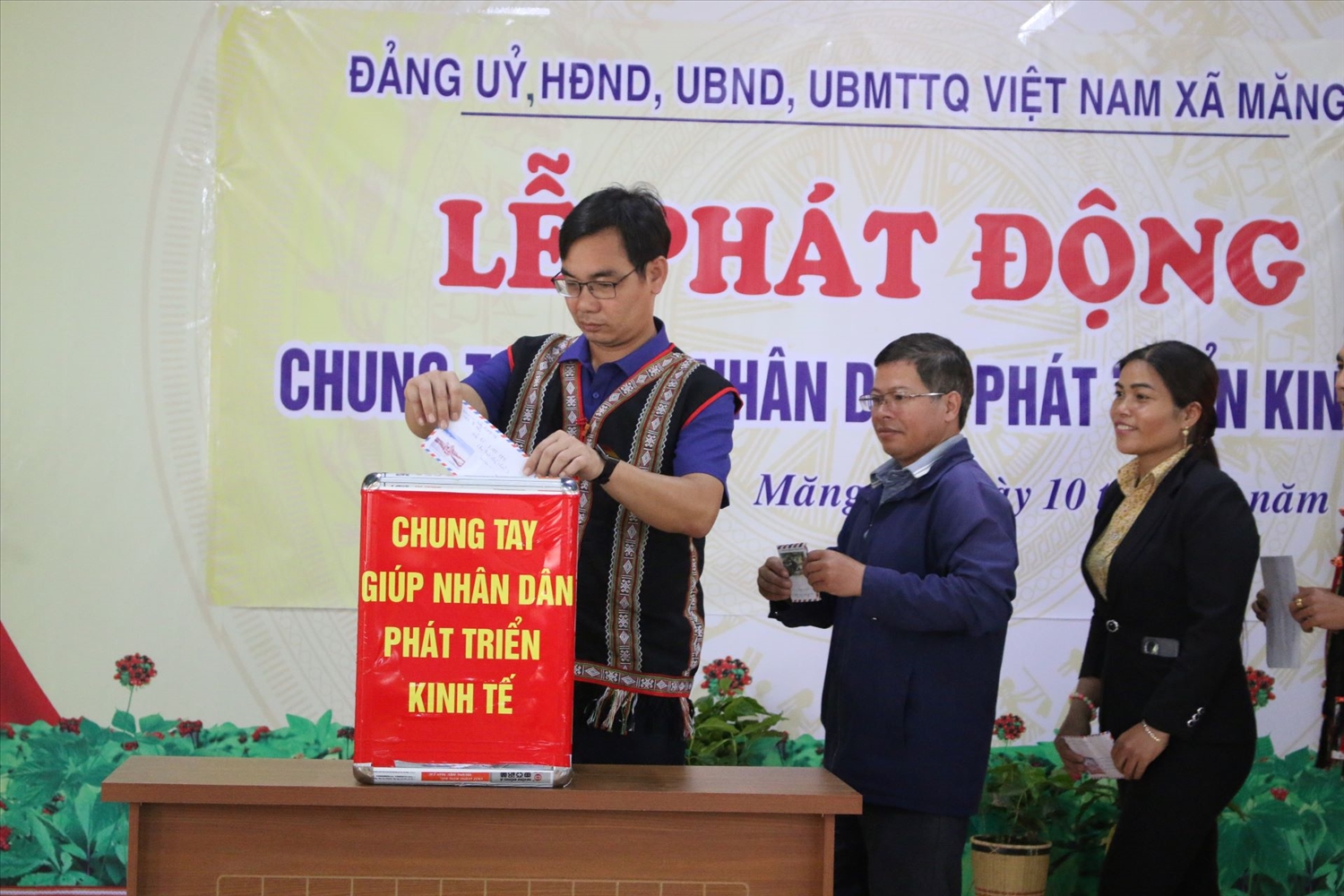 Các bộ, nhân dân trên địa bàn xã Măng Ri tham gia ủng hộ tại Lễ phát động. (Ảnh: Ngọc Chí)