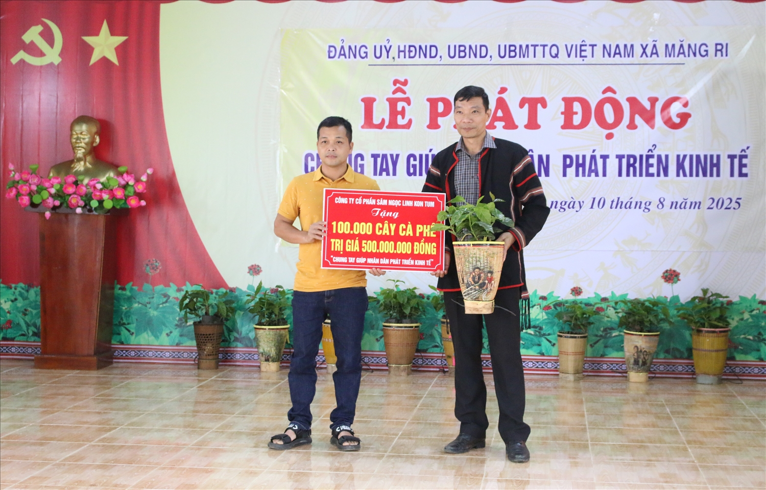 Doanh nghiệp ủng hộ cây cà phê giống giúp đồng bào Xơ Đăng xã Măng Ri khôi phục sản xuất sau bão số 3. (Ảnh: Ngọc Chí)