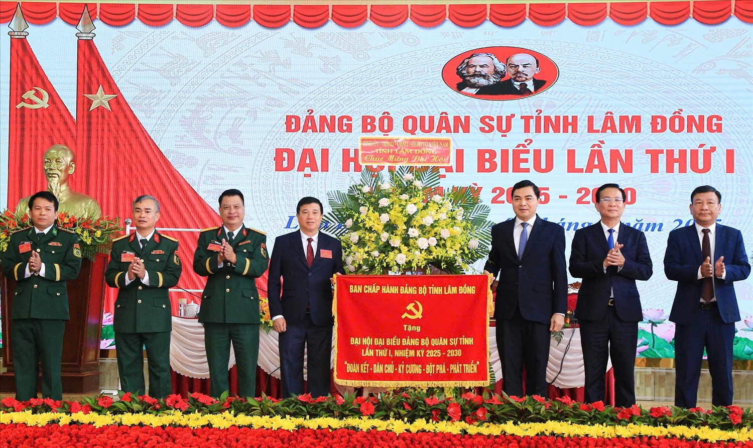 Lãnh đạo Tỉnh uỷ Lâm Đồng đã trao bức trướng chúc mừng Đại hội ( Ảnh: B. Thuận)