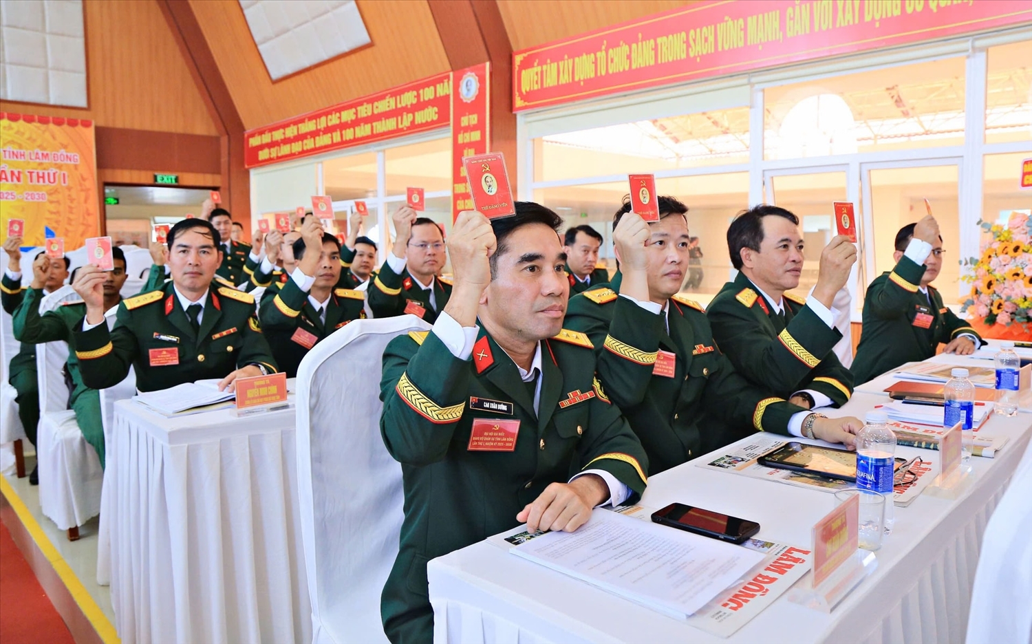 Các đại biểu biểu quyết thông qua Chương trình hành động nhiệm kỳ mới (Ảnh: P. Trà)