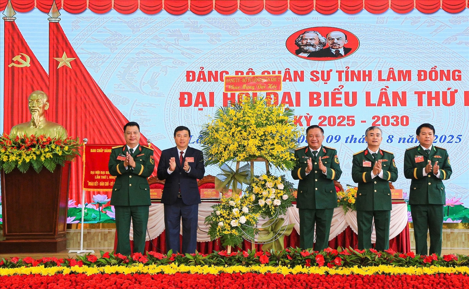 Thiếu tướng Trần Chí Tâm, Phó Chính ủy Quân khu 7 ( đứng giữa) trao lẵng hoa chúc mừng Đại hội ( Ảnh: P. Trà )
