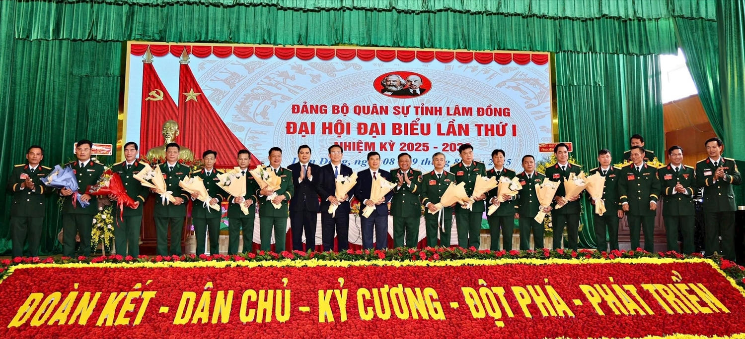 Các đại biểu chụp ảnh lưu niệm ( Ảnh: Bình Thuận)