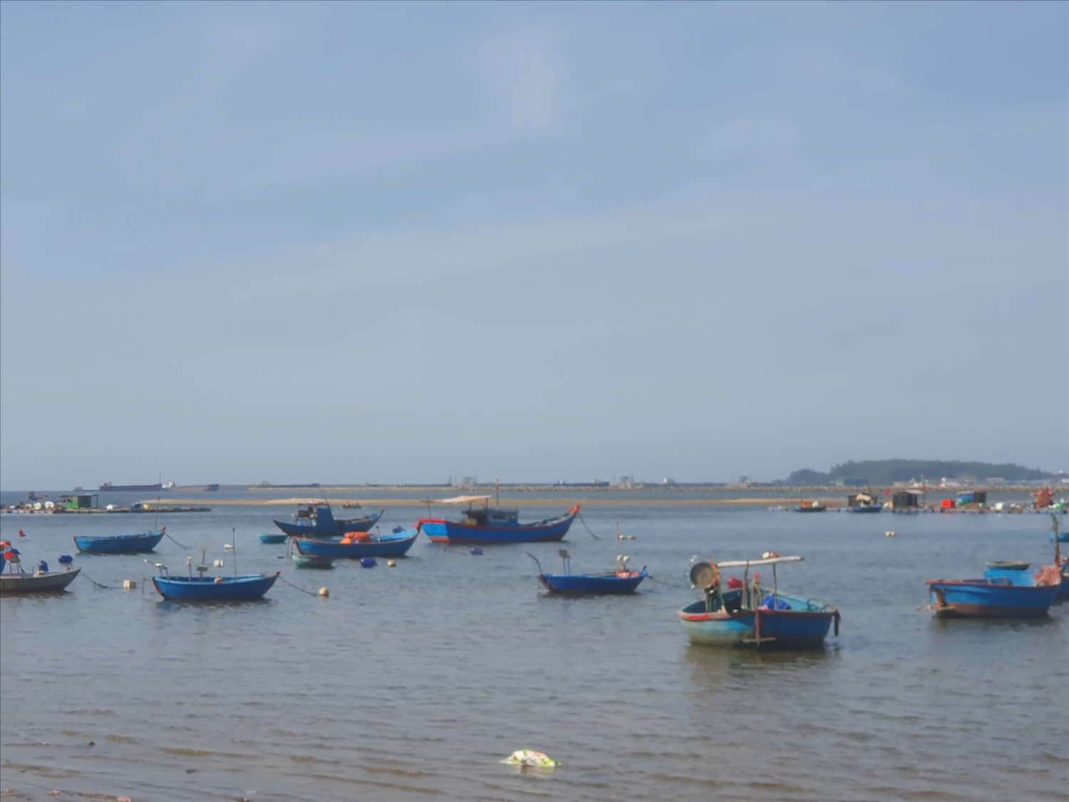 Nhiều ghe, tàu không thể ra khơi do cửa biển bị bồi lấp. (Ảnh Huy Trường).