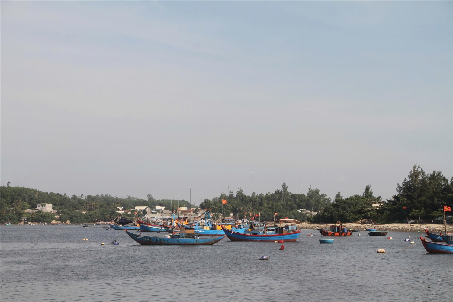 Ngư dân mong muốn sớm nạo vét, thông luồng tạo thuận lợi cho việc đánh bắt. (Ảnh Huy Trường).