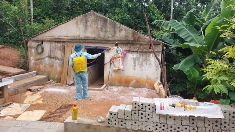 Phun thuốc tiêu độc, khử trùng tại ổ dịch (ảnh PV)