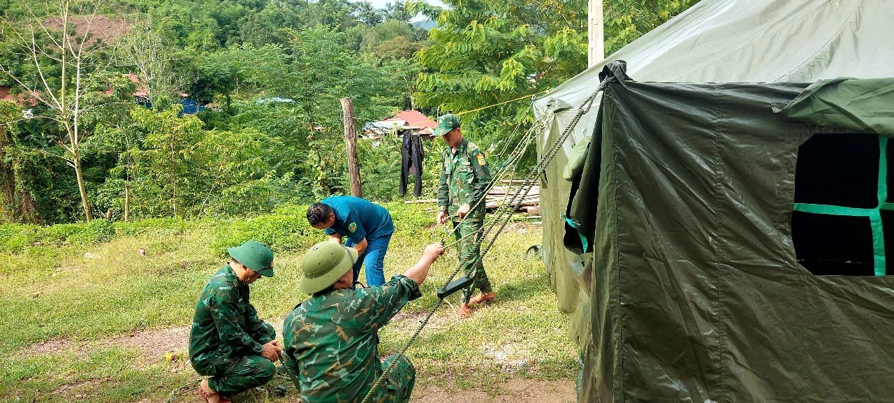 Chằng néo nhà cho người dân ở bản Xằng Trên xã Mỹ Lý - Ảnh: CSCC