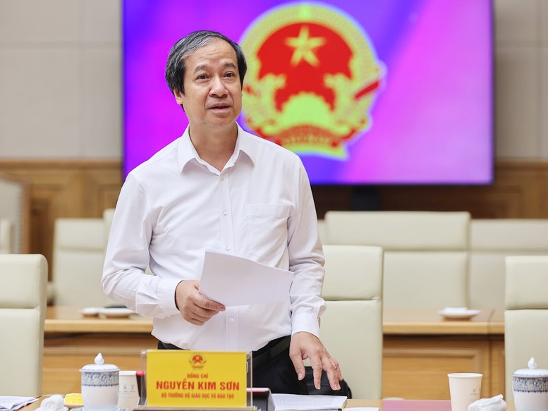 Bộ trưởng Bộ Giáo dục và Đào tạo Nguyễn Kim Sơn trình bày Nghị quyết về giáo dục đào tạo trình Bộ Chính trị - Ảnh: VGP/Nhật Bắc