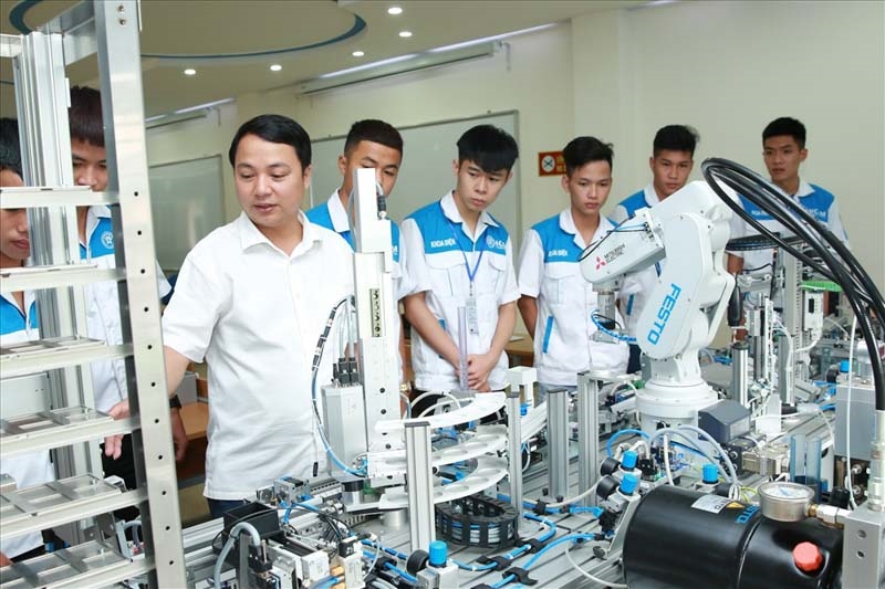 Nguồn nhân lực chất lượng cao đóng vai trò chủ chốt cho sự phát triển kinh tế (Ảnh TL)