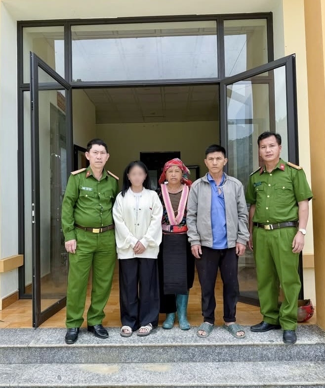 Cháu V.T.S đã được lực lượng chức năng đưa về nhà an toàn. Ảnh: Công an Lai Châu